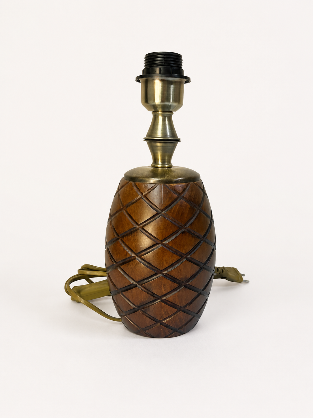 Masif, ananas deseninde işlenmiş ayak gövde üzerine metal eskitme bağlantı elemanı uygulanmıştır.